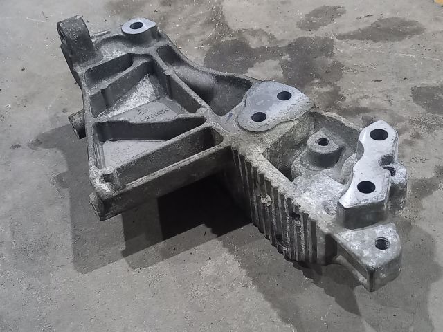 bontott RENAULT MASTER Motor Tartó Bak Jobb